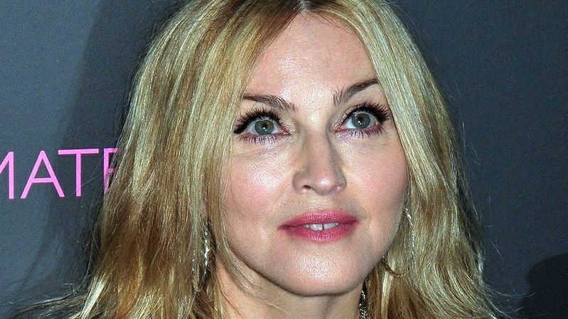 Madonna ha fatto arrabbiare i politici italiani.  Dicono che abbia un portavoce comunista